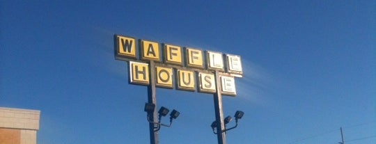 Waffle House is one of สถานที่ที่ David ถูกใจ.