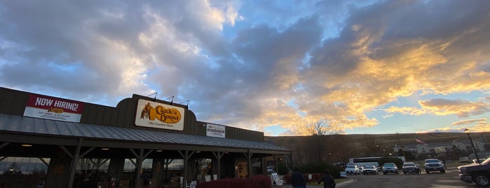 Cracker Barrel Old Country Store is one of Missoula.