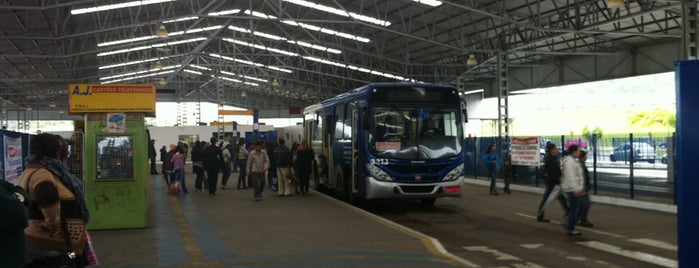 Terminal Rodoviário Tude Bastos is one of สถานที่ที่ Fabs ถูกใจ.