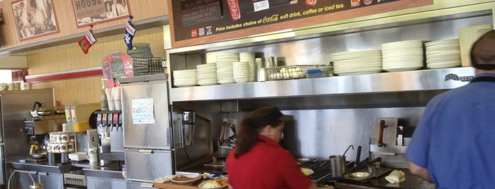 Waffle House is one of Tracy's Saved Places.