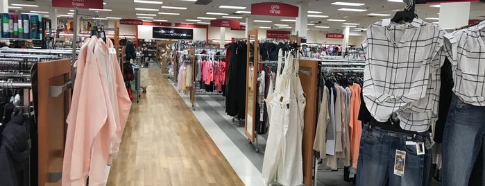 T.J. Maxx is one of สถานที่ที่ Wailana ถูกใจ.