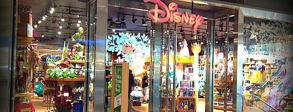 Disney Store is one of Darwin'in Beğendiği Mekanlar.