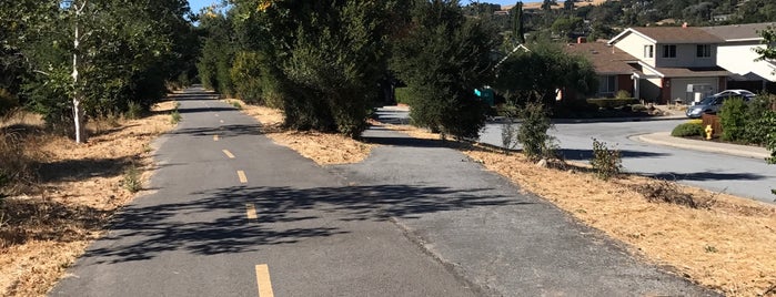 almaden loop trail is one of Vickye'nin Beğendiği Mekanlar.