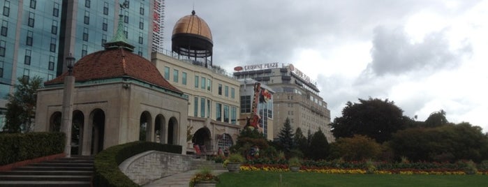 Crowne Plaza Niagara Falls-Fallsview is one of 바다 건너.