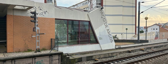 Estação Ferroviária de Paço de Arcos is one of Transportes.