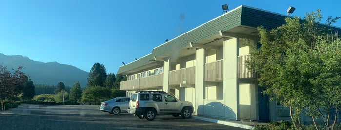 Motel 6 is one of Spoonさんのお気に入りスポット.