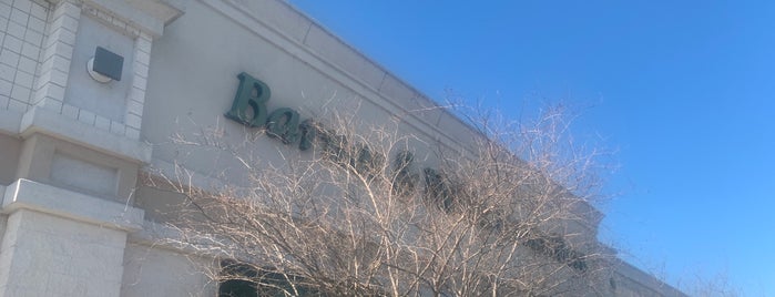 Barnes & Noble is one of Orte, die Melanie gefallen.