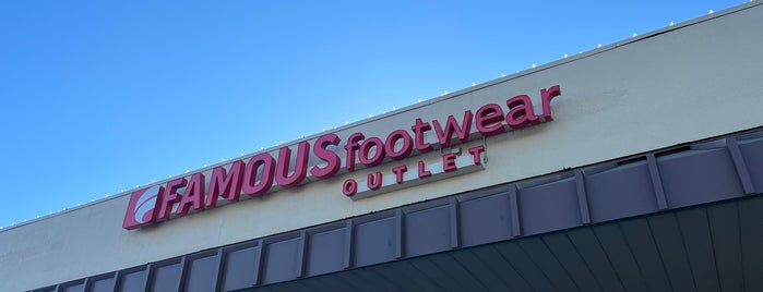 Famous Footwear Outlet is one of Lugares favoritos de Melanie.
