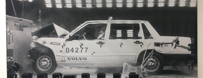 Volvo of Santa Monica  is one of eric'in Beğendiği Mekanlar.