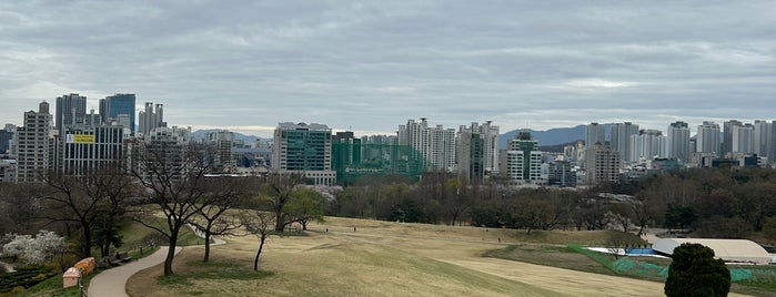 Olympic Park Walking Path is one of ㅅㅇ 쇼핑. 스킨케어. 문화..