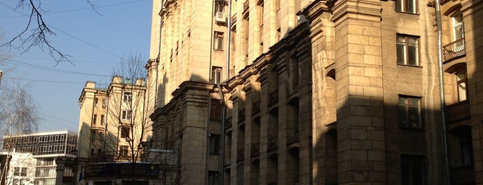РГГУ (Российский государственный гуманитарный университет) is one of Учебные заведения.