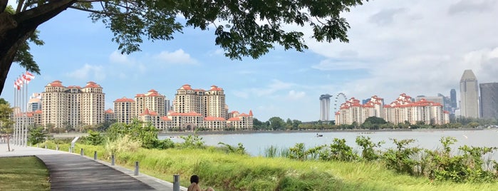 Stadium Waterfront is one of สถานที่ที่ Victor ถูกใจ.