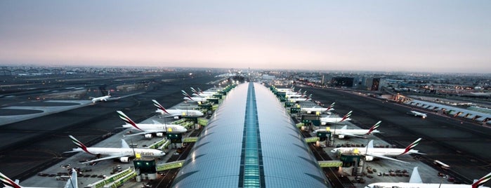 Aeroporto Internacional de Dubai (DXB) is one of Locais curtidos por Dade.