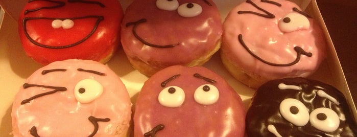 Dunkin' Donuts is one of Любимые места Москвы петербурженки.