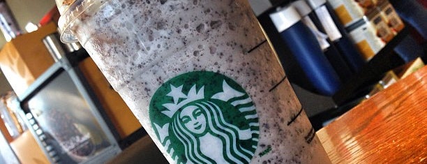 Starbucks is one of Lugares favoritos de Kaz.