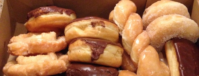 Dulce Donuts is one of Tempat yang Disukai Jen.