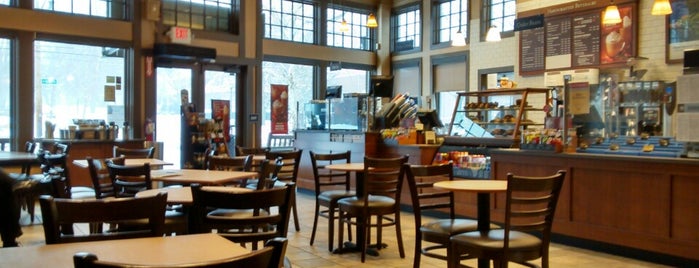 Peet's Coffee & Tea is one of Tempat yang Disukai Jay.