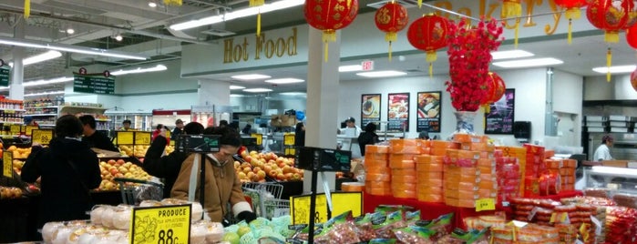 Asian Food Market is one of Locais curtidos por Philip A..