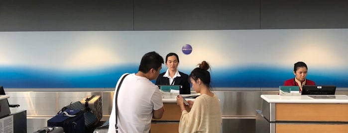 Cathay Pacific Check-in is one of สถานที่ที่ Sage ถูกใจ.