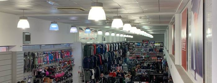 SportsDirect.com is one of สถานที่ที่ Guille ถูกใจ.