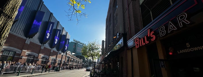 Bill's Bar & Lounge is one of Boston Blue Jays Weekend.