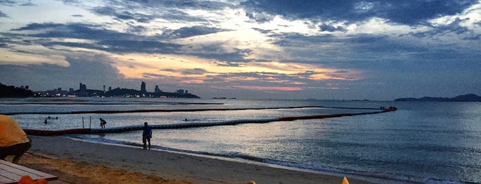 Surf & Turf Pattaya is one of Orte, die Anthony gefallen.