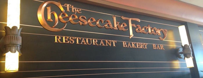 The Cheesecake Factory is one of สถานที่ที่ Marlon ถูกใจ.