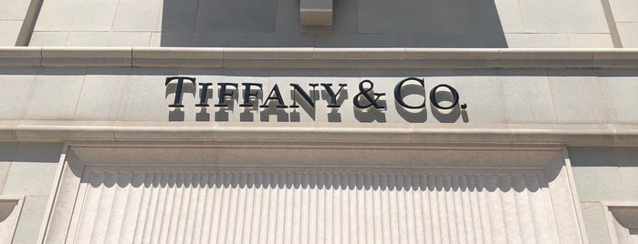 Tiffany & Co. is one of Lugares favoritos de Den.