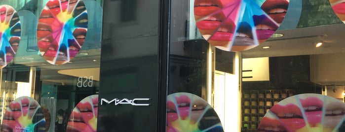 MAC Cosmetics is one of Locais em Atenas.