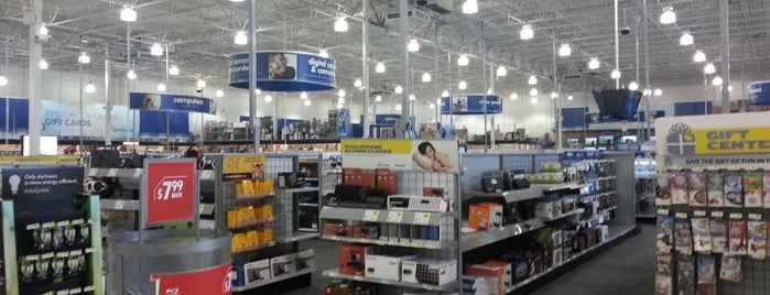 Best Buy Outlet is one of Lugares favoritos de Mary.