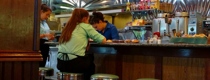 Ikaros Diner is one of Locais curtidos por Sandy.