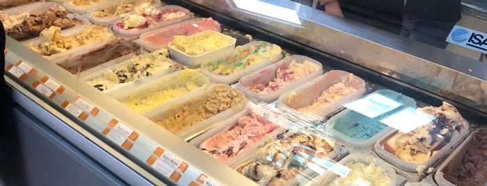 Wallings Ice Cream is one of Lugares favoritos de Tristan.