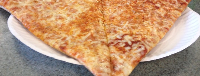 Big Slice Pizza is one of Locais curtidos por Kevin.