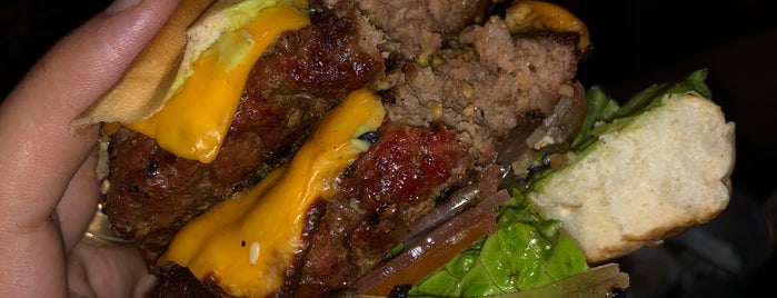 Bourn Burger is one of Tempat yang Disukai Marcos.