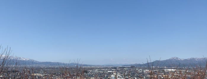 舞鶴山山頂からの天童夜景(やまがた地域の絵になる風景③) is one of สถานที่ที่ Gianni ถูกใจ.