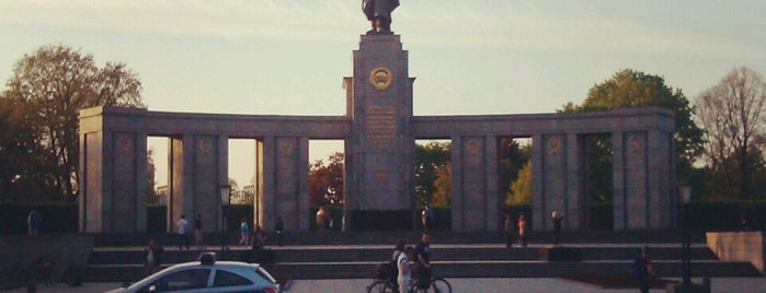 Мемориал павшим советским воинам в Тиргартене is one of Nazi architecture and World War II in Berlin.