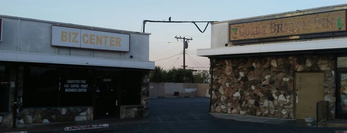 Golde Brique Inn is one of Neon/Signs S. California 2.