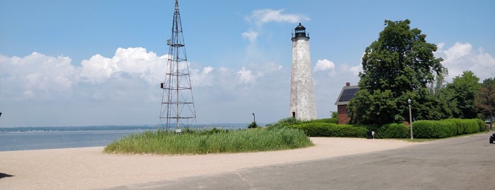 Five Mile Point Lighthouse is one of Lugares favoritos de Carol.