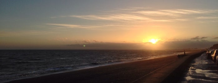 Sandgate Beach is one of Tempat yang Disukai James Alistair.