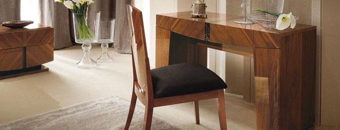 Italia Furniture is one of Chester'in Beğendiği Mekanlar.