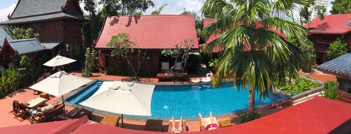 Ruenkanok Thaihouse Resort is one of Posti che sono piaciuti a Christine.