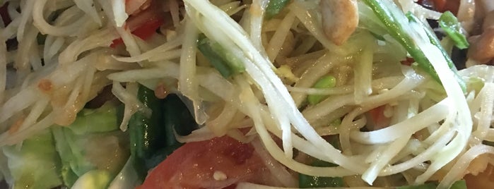 Smile Thai Cuisine is one of Vasundharaさんのお気に入りスポット.