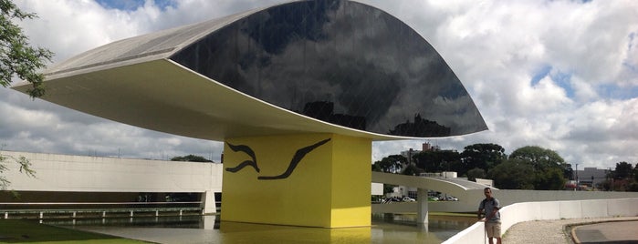 Museu Oscar Niemeyer (MON) is one of Rogerio'nun Beğendiği Mekanlar.