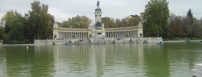 Parque del Retiro is one of Madrid en 24 horas.