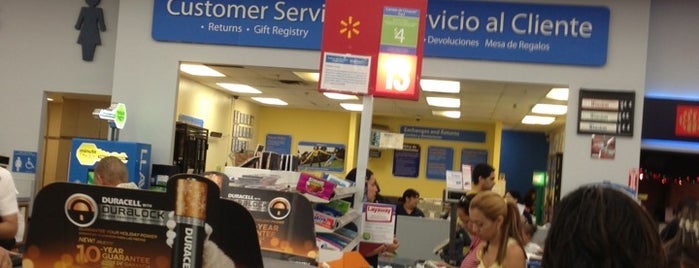 Walmart is one of Locais curtidos por Lia.
