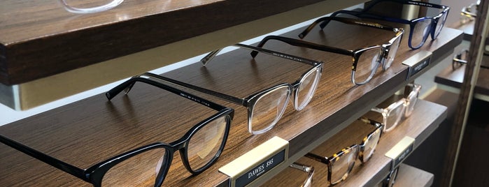 Warby Parker is one of Lieux qui ont plu à Emma.