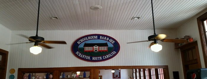 Schoolhouse BBQ is one of Orte, die Mandy gefallen.
