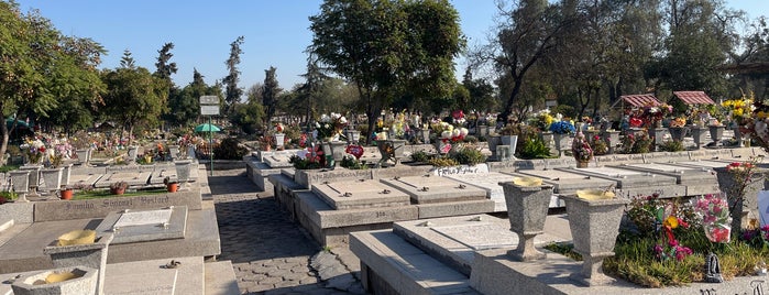 Cementerio Metropolitano de Santiago is one of Trabajo.