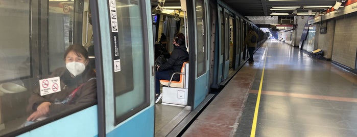 Metro Neptuno is one of Linea 1 Metro de Santiago.