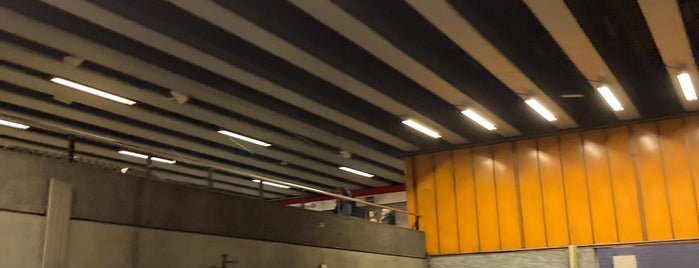 Metro Universidad Católica is one of Linea 1 Metro de Santiago.